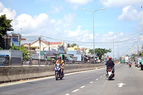 Ngại đi vòng xa, người điều khiển phương tiện đi ngược chiều rất dễ xảy ra tai nạn.Ảnh: CÔNG TÚ