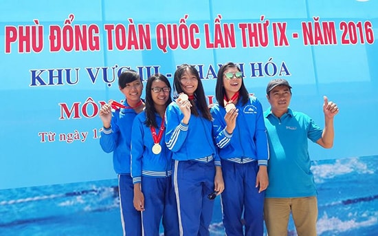 Thảo Nguyên (đứng giữa) cùng các bạn và thầy giáo chụp hình lưu niệm khi giành HCV tại Hội khỏe Phù Đổng toàn quốc lần thứ IX năm 2016. (Ảnh do nhân vật cung cấp)