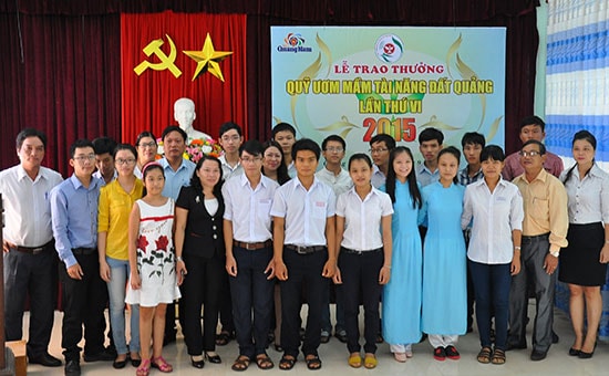  Các cá nhân được trao thưởng Quỹ ươm mầm tài năng đất Quảng năm 2015 chụp ảnh lưu niệm cùng thành viên Ban điều hành.  Ảnh: X.NGHĨA