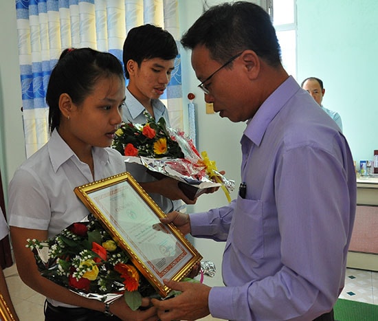 Tổng Biên tập Báo Quảng Nam - Lê Văn Nhi, Trưởng ban điều hành quỹ trao tặng thưởng cho học sinh, sinh viên năm 2015. Ảnh: X.NGHĨA