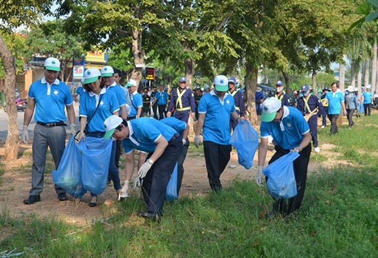 Ra quân dọn vệ sinh trên đường Bạch Đằng (TP.Tam Kỳ) hưởng ứng chiến dịch “Làm cho thế giới sạch hơn”  năm 2016. Ảnh: T.H