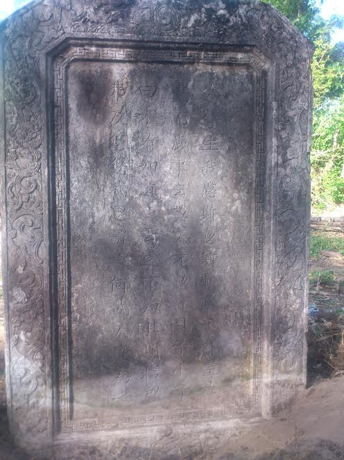 văn bia trên mộ Nguyễn Duy Kế. Ảnh: NGUYỄN THỊ MAI