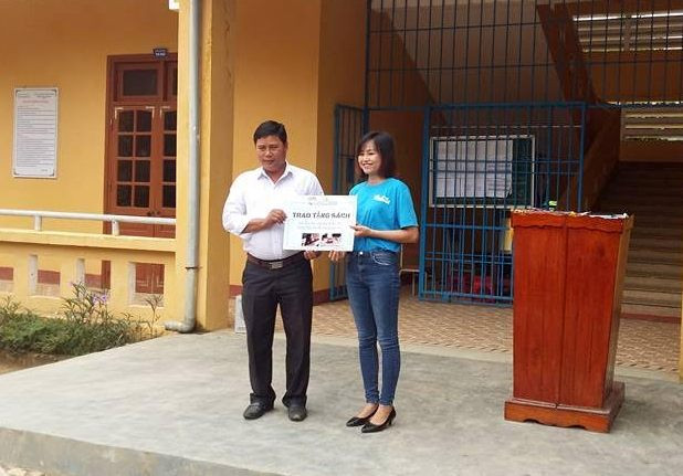 Đại diện tổ chức thiện nguyện Tủ sách giải trí & giáo dục trao biển tặng sách tượng trưng cho trường tiểu học Trà Mai.