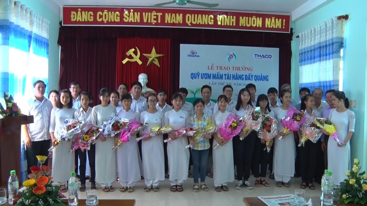 Các cá nhân được trao thưởng Quỹ ươm mầm tài năng đất Quảng năm 2015 chụp ảnh lưu niệm 