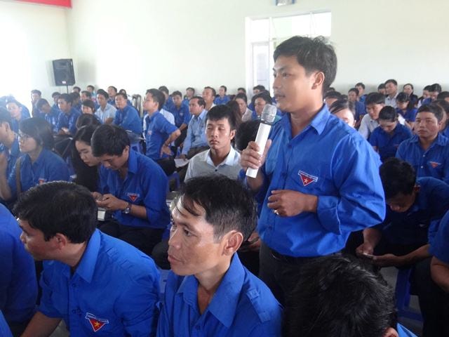 ĐVTN đóng góp ý kiến nâng cao chất lượng sinh hoạt chi đoàn. Ảnh: MỸ LINH