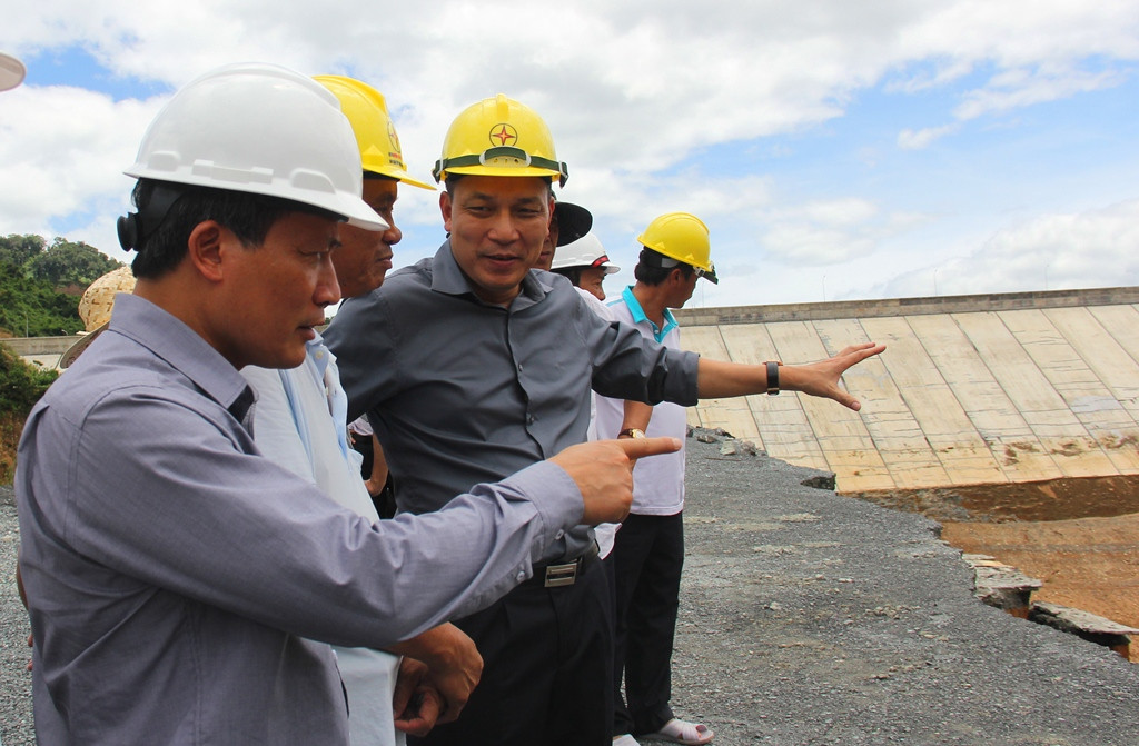 Thứ trưởng Bộ Công Thương Cao Quốc Hưng (đầu tiên bên trái) làm tổ trưởng điều tra vụ thủy điện Sông Bung 2. Ảnh: Nhóm PV