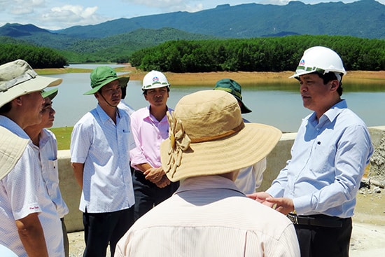 Phó Bí thư Thường trực Tỉnh ủy Phan Việt Cường kiểm tra tại đập Khe Tân đầu tháng 9.2016.  Ảnh: HOÀNG LIÊN