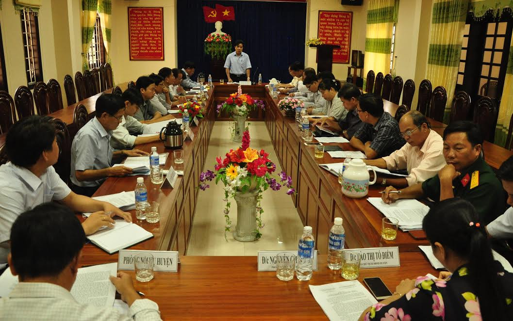 Quang cảnh đoàn công tác của Tỉnh ủy làm việc với Ban Thường vụ Huyện ủy Nông Sơn chiều 21.9.  NGUYÊN ĐOAN  
