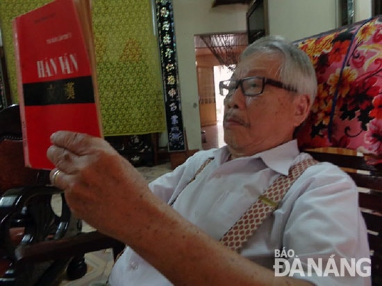 Ông Lực đọc sách cổ, Hán văn mỗi ngày để trau dồi ngôn ngữ cho việc viết điếu văn. Ảnh: Quỳnh Trang