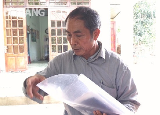 Tiểu sử, lý lịch những người ông Trung từng viết điếu văn được ông lưu giữ cẩn thận. Ảnh: Thanh Tân