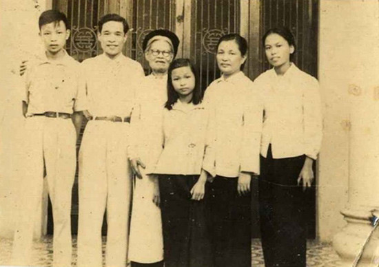 Bà Nguyễn Thị Đào cùng gia đình con trai Tạ Quang Đệ.