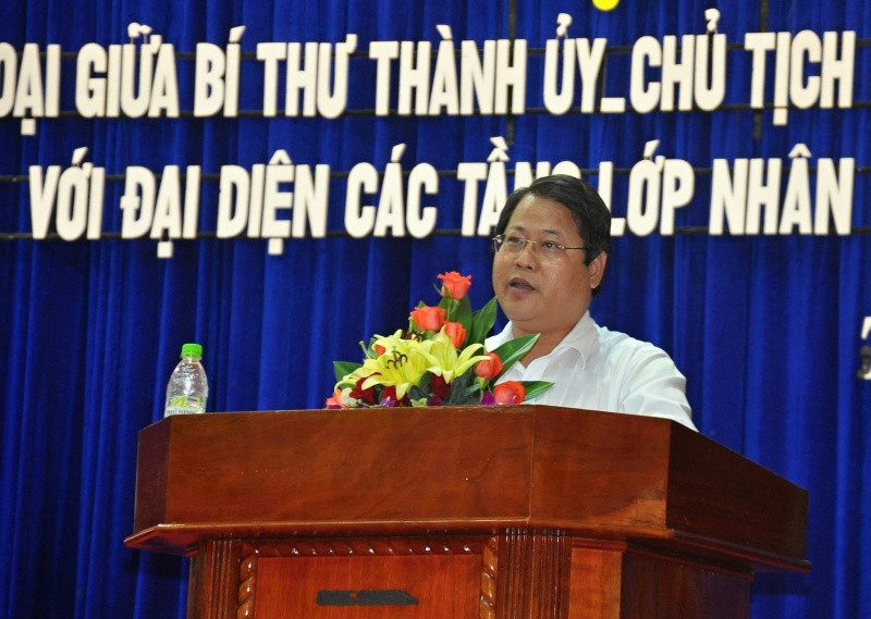 Chủ tịch UBND TP.Tam Kỳ Văn Anh Tuấn phát biểu tại buổi đối thoại. Ảnh: VINH ANH