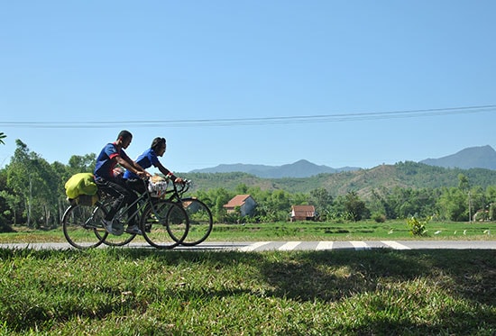 Đôi bạn Tùng và Nhật cùng hai “con ngựa sắt” trên đường xuyên Việt, đoạn lên khu đền tháp Mỹ Sơn, huyện Duy Xuyên. Ảnh: Phan Nguyệt