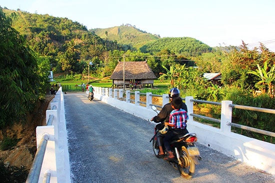 Cầu bê tông đi vào thôn K8 (xã Sông Kôn) giúp đồng bào yên tâm hơn trong mùa mưa lũ. Ảnh: ALĂNG NGƯỚC