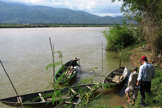 Người dân vùng sạt lở Mỹ Hảo tự trang bị ghe thuyền. Ảnh: Hoàng Liên