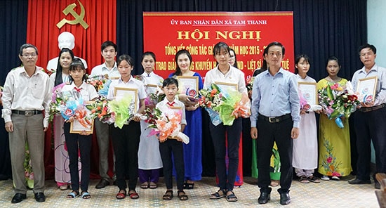 Xã Tam Thanh khen thưởng cán bộ, giáo viên, sinh viên, học sinh đạt thành tích cao trong công tác, giảng dạy và học tập. Ảnh: N.Đ.N