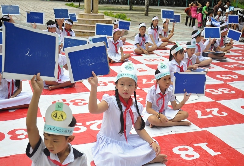 Học sinh Trường Tiểu học Ngô Quyền tham gia thi trả lời các câu hỏi về ATGT. Ảnh: V.A