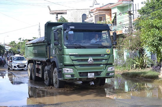 Nước đọng thường trực trên “đoạn đường đen”. Ảnh: S.C