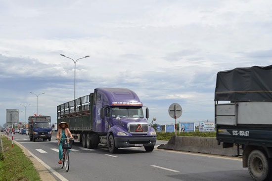 Nhiều đoạn trên quốc lộ 1 không có làn đường dành cho xe thô sơ và người đi bộ. Ảnh: C.T