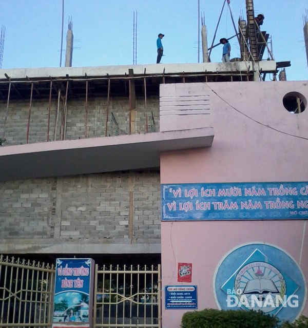 Công trình dãy phòng học đang được xây dựng tại Trường tiểu học Lý Công Uẩn, quận Hải Châu. (ảnh chụp ngày 27-9)