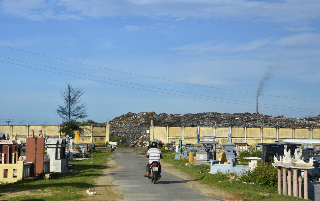 Bãi rác ở xã Cẩm Hà hiện có hơn 70 nghìn tấn rác tồn đọng. Ảnh: XUÂN THỌ