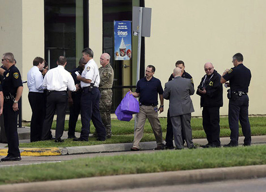 Cảnh sát Mỹ tại hiện trường vụ nổ súng ở Houston ngày 26.9. Ảnh: chicagotribute