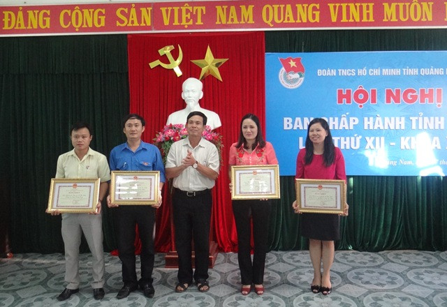 Khen thưởng cho các tập thể, cá nhân có thành tích xuất sắc trong Chiến dịch thanh niên tình nguyện hè 2016. Ảnh: L.H