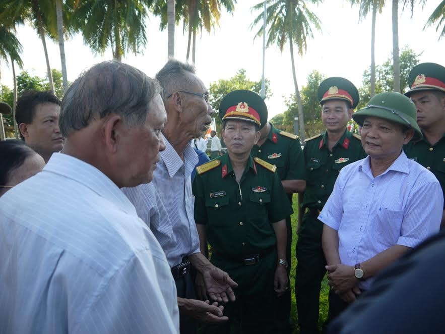 Đồng chí Lê Thân, Bí thư Thị ủy (ngoài cùng bên phải) hỏi chuyện các thân nhân liệt sĩ