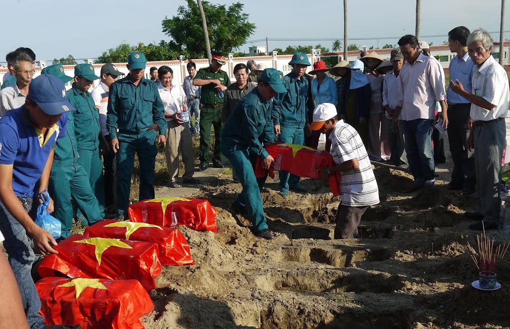 Các hài cốt liệt sĩ được đánh dấu từng vị trí ở nghĩa trang Điện Bàn