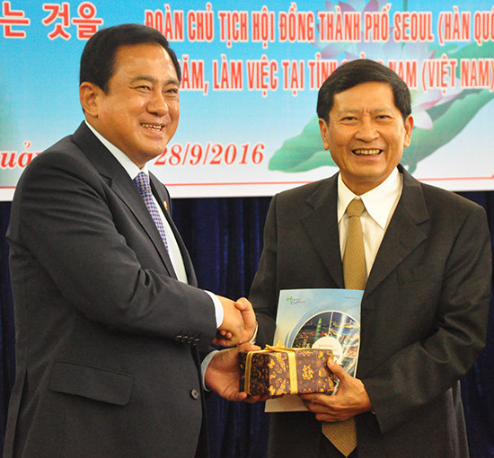Ông Yang Jun Yook - Chủ tịch Hội đồng TP. Seoul tặng quà lưu niệm cho Phó Chủ tịch HĐND tỉnh Nguyễn Hoàng Minh. Ảnh: NGUYÊN ĐOAN