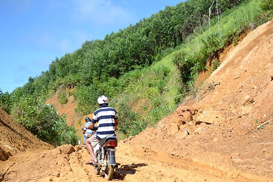 Xe máy lưu thông khó khăn qua vị trí sạt lở tại km19+750, tuyến ĐH12.ở huyện Đông Giang. Ảnh: C.T