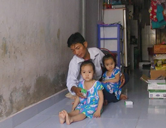 Anh Quang và hai con gái nhỏ trong căn nhà tạm bợ. Ảnh: N.O