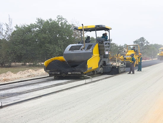 Các dự án xây dựng cơ sở hạ tầng đang được triển khai tạo điều kiện để Quảng Nam thu hút đầu tư. TRONG ẢNH: Thi công tuyến đường ven biển. Ảnh: T.D