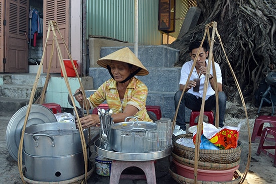 Bà Trúc bên gánh chè của mình dưới gốc cây Đa Sộp.