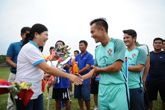 Bà Trần Thị Hồng Thúy, Giám đốc BQLKBTB Cù Lao Chàm tặng cờ và hoa cho các đôi tham gia. Ảnh: MINH HẢI