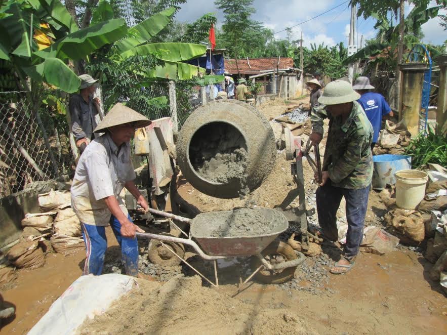 Trong 5 năm qua, nhân dân toàn tỉnh tích cực tham gia bê tông hóa giao thông nông thôn. Ảnh: VINH SỰ