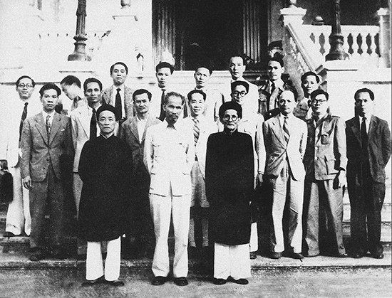 Chủ tịch Hồ Chí MInh và cụ Huỳnh Thúc Kháng trong Chính phủ đầu tiên của nước Việt Nam Dân chủ cộng hòa.