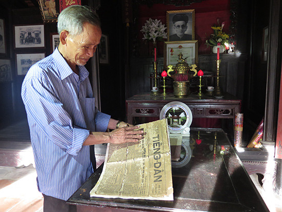 Ông Huỳnh Văn Thoàn, chắt cụ Huỳnh Thúc Kháng đang giới thiệu về một số hiện vật tại nhà trưng bày.Ảnh: LÊ QUÂN