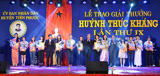 Giải thưởng Huỳnh Thúc Kháng của huyện Tiên Phước dành khen thưởng học sinh, sinh viên xuất sắc.