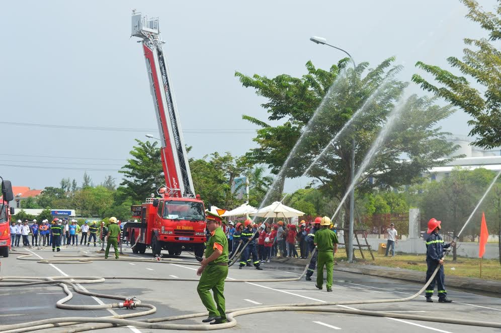 Lực lượng cảnh sát PCCC và cứu hộ cứu nạn (CA tỉnh Quảng Nam) tiến hành thao diễn trường hợp giả định.