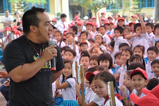 Một buổi giao lưu giữa học sinh Trường Tiểu học Trần Quốc Toản với diễn viên Hiếu Hiền trong một chương trình trao học bổng.