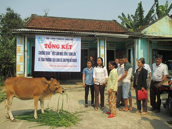 Trao bò sinh kế cho hội viên gặp khó khăn tại phường Điện An. Ảnh: C.T