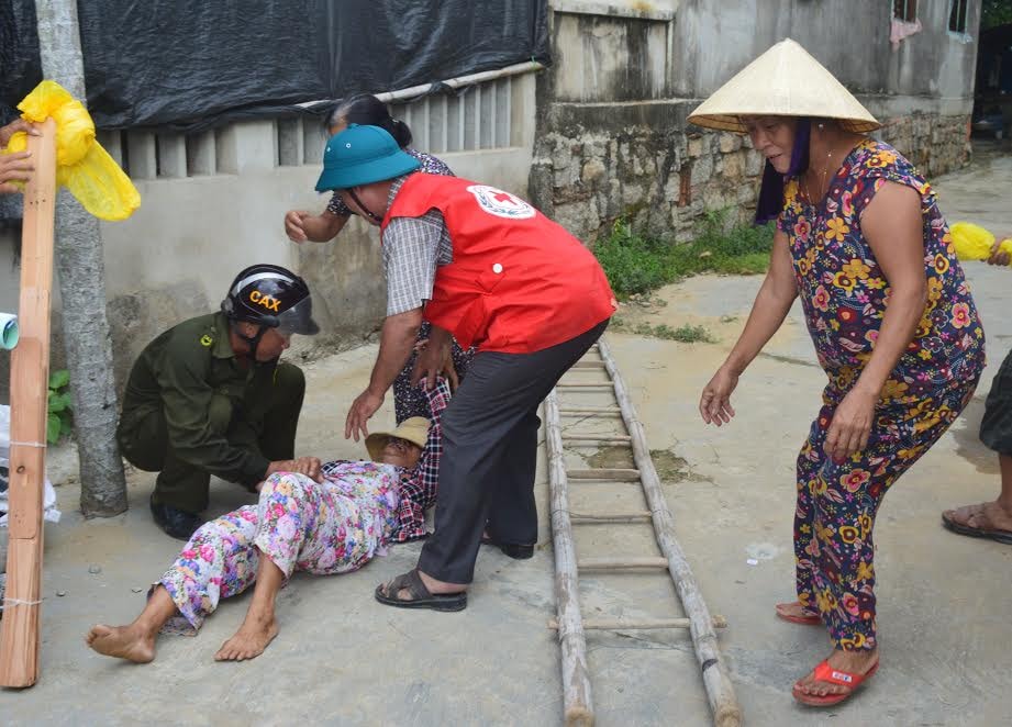 Nhanh chóng ứng cứu cho người dân bị trượt ngã thang do chèn chống nhà cửa.