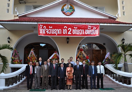 Đoàn công tác của tỉnh thăm, chúc mừng Tổng lãnh sự quán Lào tại Đà Nẵng nhân kỷ niệm 40 năm Quốc khánh Lào. Ảnh: L.H