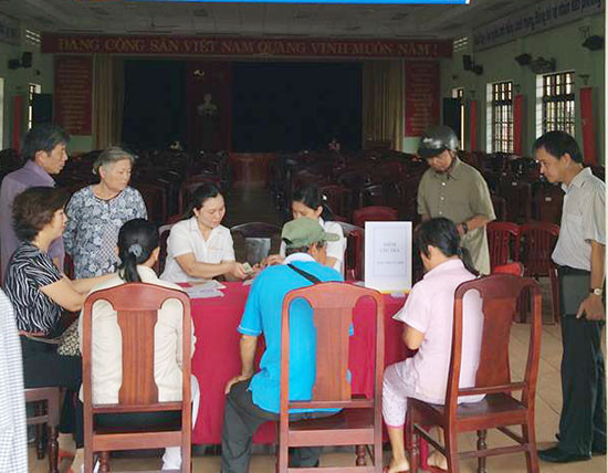 Bưu điện tỉnh chi trả gói trợ giúp xã hội hợp nhất theo hộ gia đình tại phường Tân An (TP Hội An). Ảnh: CHÂU NỮ