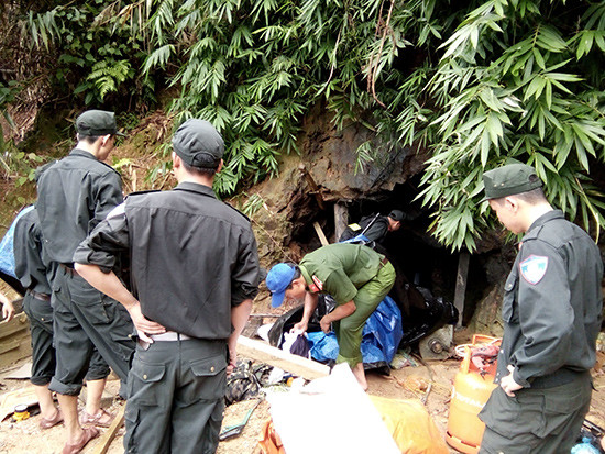 Lực lượng công an truy quét “vàng tặc” tại khu vực Lò 10 xã Tam Lãnh, huyện Phú Ninh.