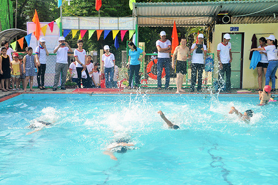 Học sinh Trường THCS Lý Tự Trọng (Tam Kỳ) tập bơi tại hồ bơi tư nhân Hoa Sứ do một thầy giáo của trường đầu tư xây dựng.