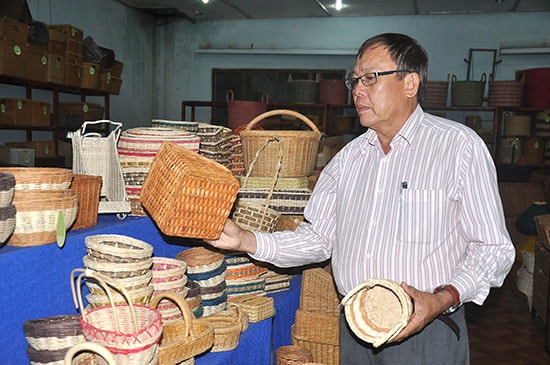 Ông Nguyễn Trường Thiên giới thiệu những sản phẩm của xí nghiệp. Ảnh: V.ANH