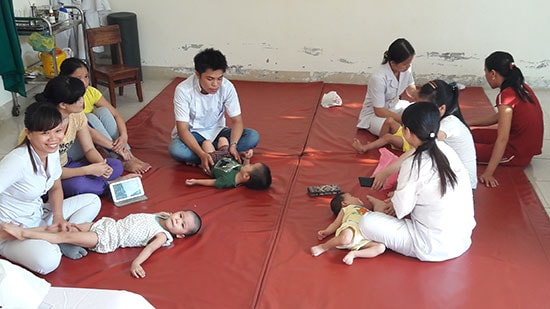 Việc kết hợp Đông y và vật lý trị liệu, phục hồi chức năng sẽ giúp cho người khuyết tật được chăm sóc tốt hơn. Trong ảnh: Bệnh viện Y học cổ truyền tỉnh đang chữa trị cho một số trẻ em khuyết tật bẩm sinh.Ảnh: N.DƯƠNG