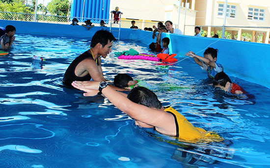 Không khí nhộn nhịp tại bể bơi của Trường THCS Phan Châu Trinh thuộc xã Duy Châu.Ảnh: B.P
